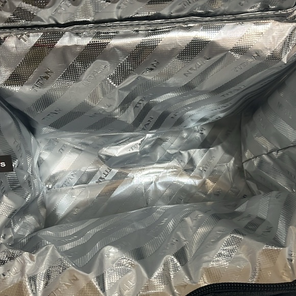 BodyArmor SportWater Cooler Bag - Black and White with Bluetooth Speakers - Picture 8 of 12